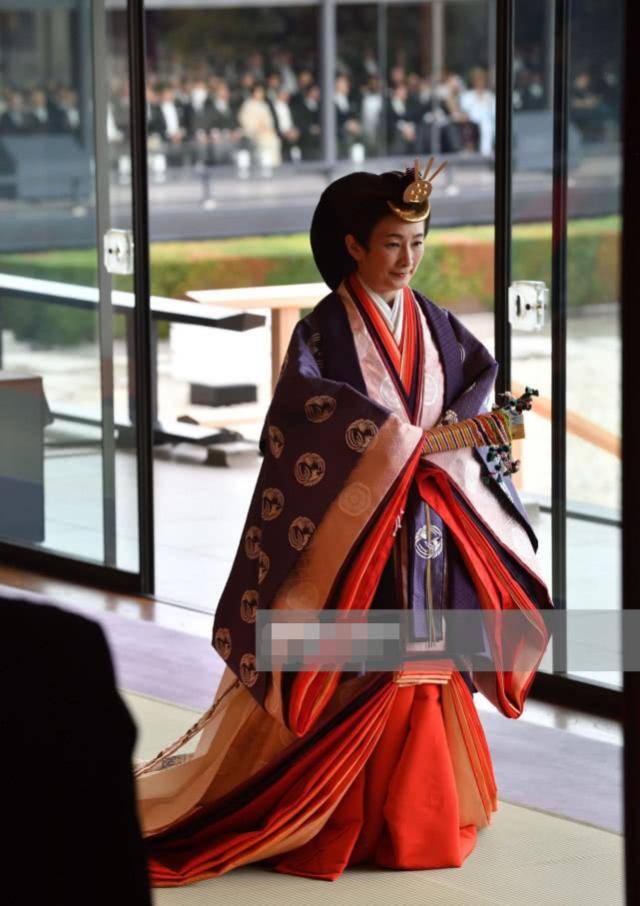 日本皇室纪子妃母女同穿“十二单”吸睛,真子佳子公主美如双胞胎_穿着_王室_女儿