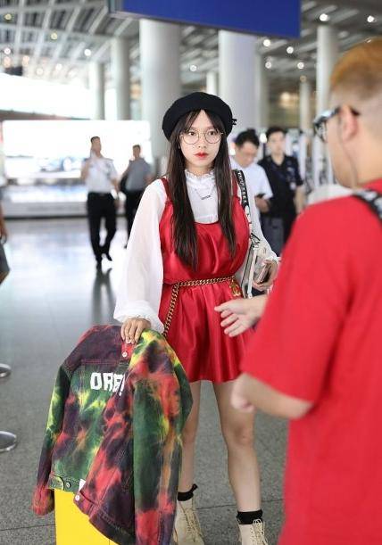 程潇真是仗着肤色白穿红色短裙秀美腿私下里看着真挺嫩的