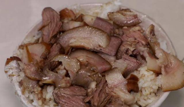 甘肃农村大集上的腊汁肉米饭,10块钱一碗铺一层肉,大叔们抢着吃_大哥