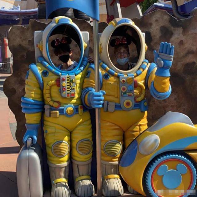 张智霖15岁儿子晒出游照,与金发美女同游迪士尼,贴身合影引热议