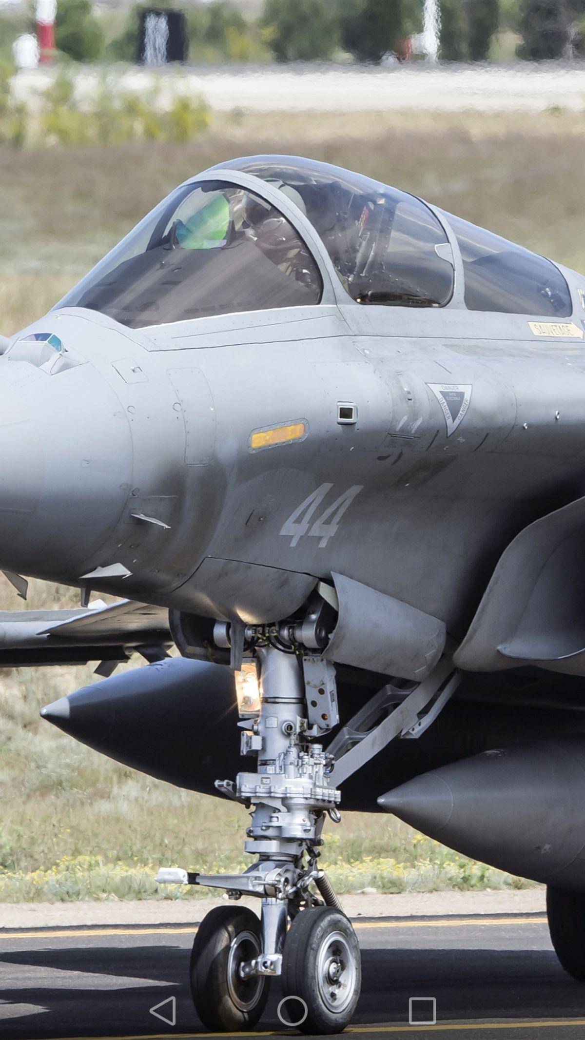 现代战机起落架特写,f-35舰载机最粗壮,但跟苏-34相比不值一提_飞机的