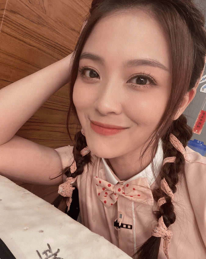 童年女神卓文萱咋不老呢穿着少女的服装看不出来30多岁