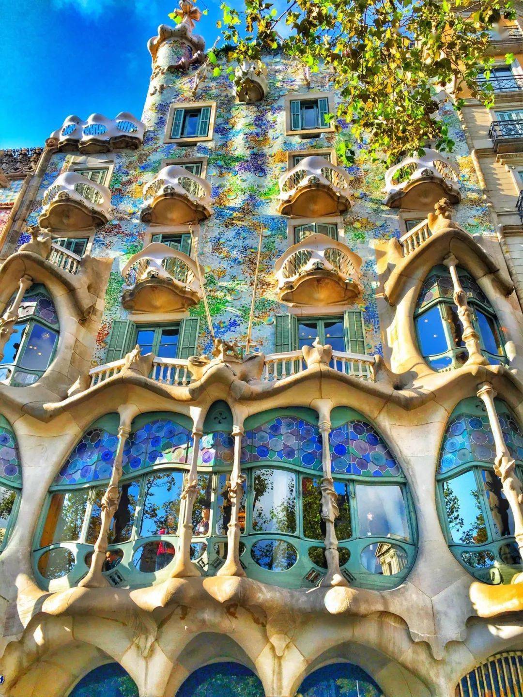 高迪史上最牛的天才建筑师他设计的建筑有多震撼人心