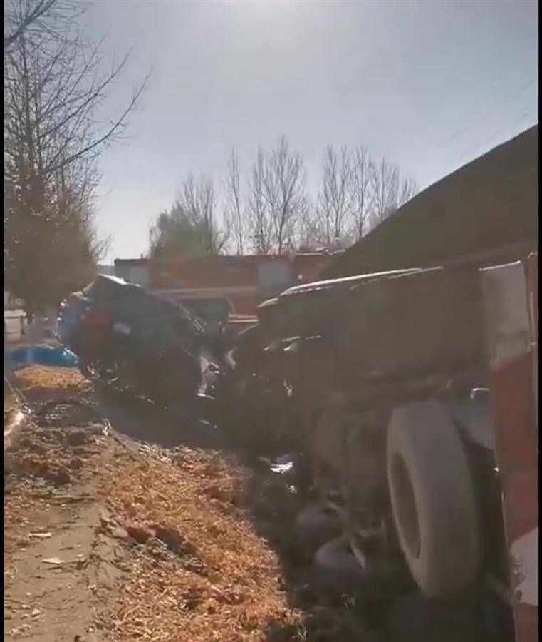 辽宁一辆suv与运啤酒货车相撞,两人不幸遇难_车祸_视频_丹东市