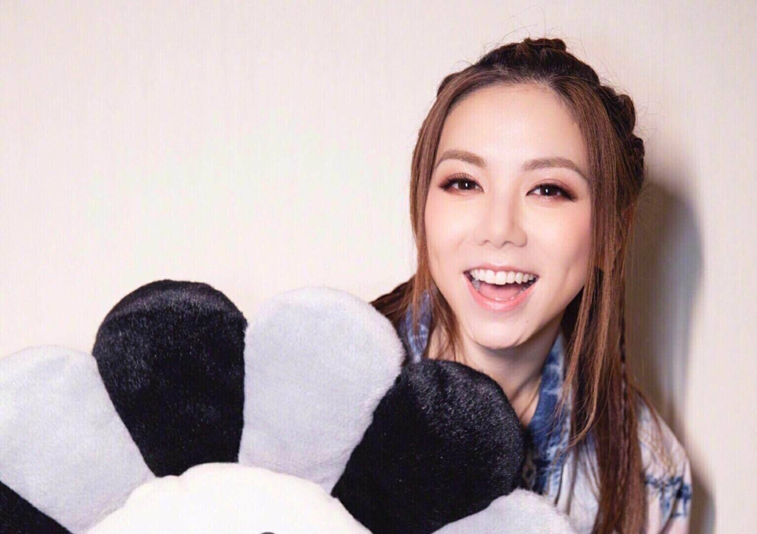 当年邓紫棋突然被媒体爆料撬了好闺蜜王灏儿(j.