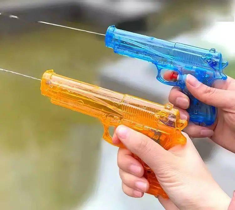 在炎炎夏日从柜子里拿出自己的玩具水枪和小伙伴们来一场水枪大战双枪