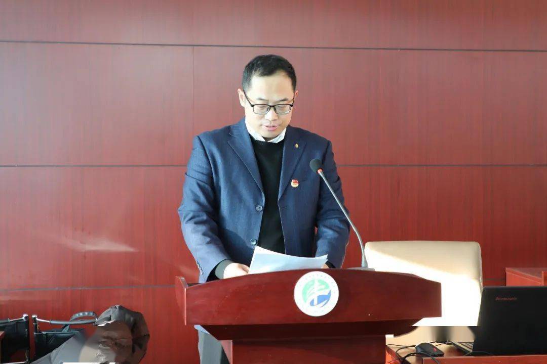 县委书记苏蔓和县教体局团工委书记李戈辉为丰宁一中团校揭牌丰宁一中