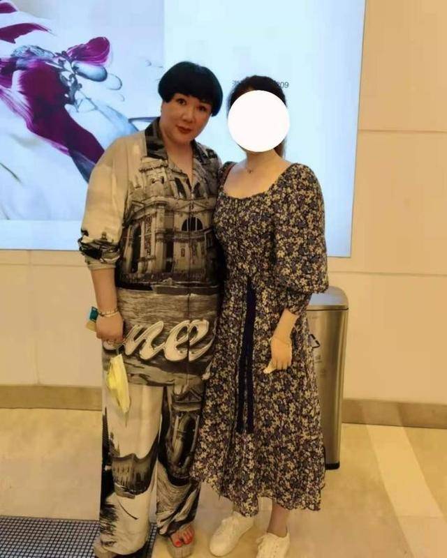 打扮精致似阔太,体型比身边美女宽2倍_王惠_京韵大鼓_网友