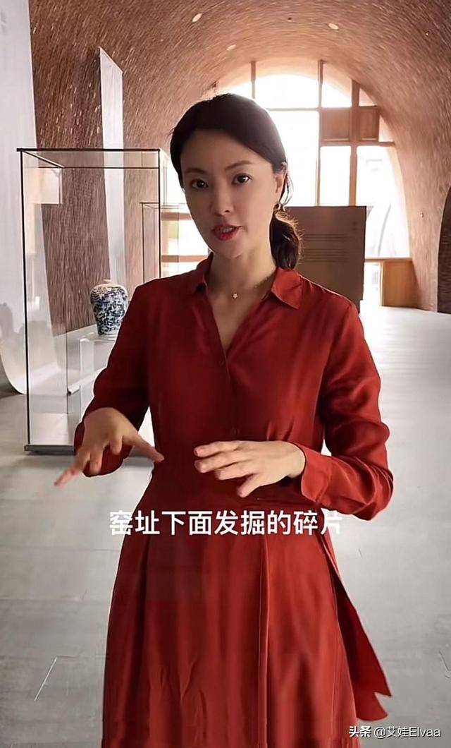 央视主持刘芳菲打卡博物馆穿红裙干老本行讲解谈吐清晰气色好