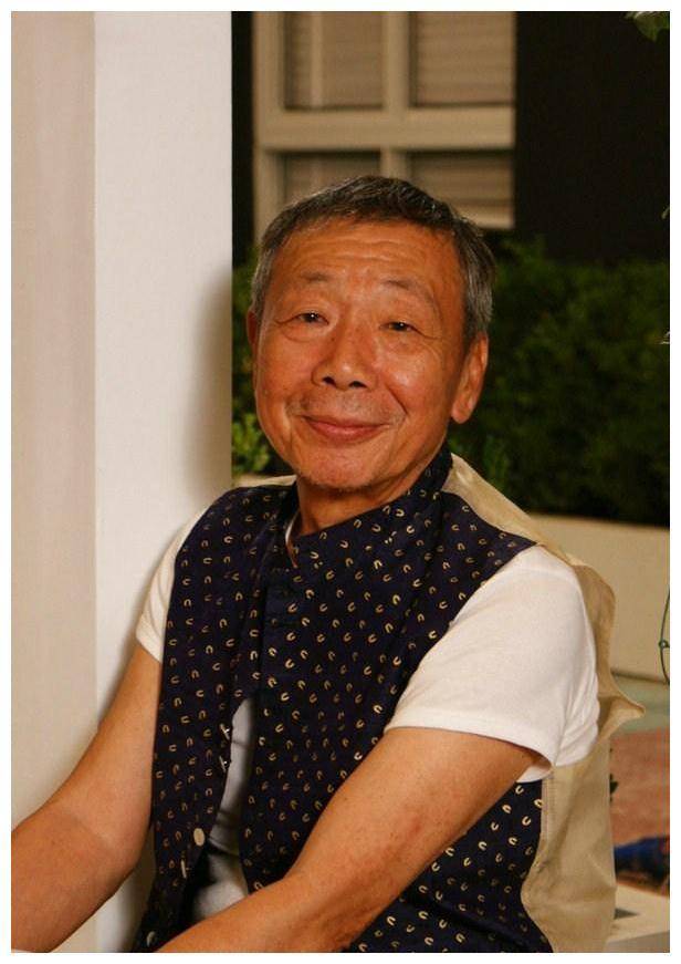 去世后成龙洪金宝扶灵,留下小23岁娇妻和幼女,午马一生有多传奇_马燕