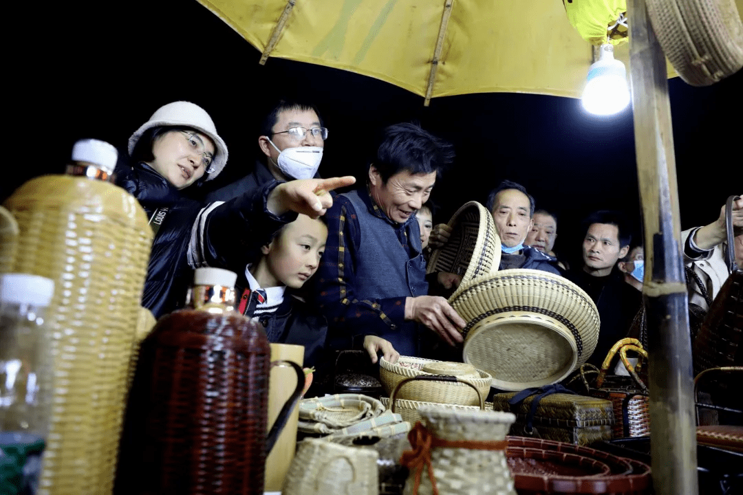 組建了徽菜烹飪行業協會等一批民間保護協會,出版了《徽州技藝》等