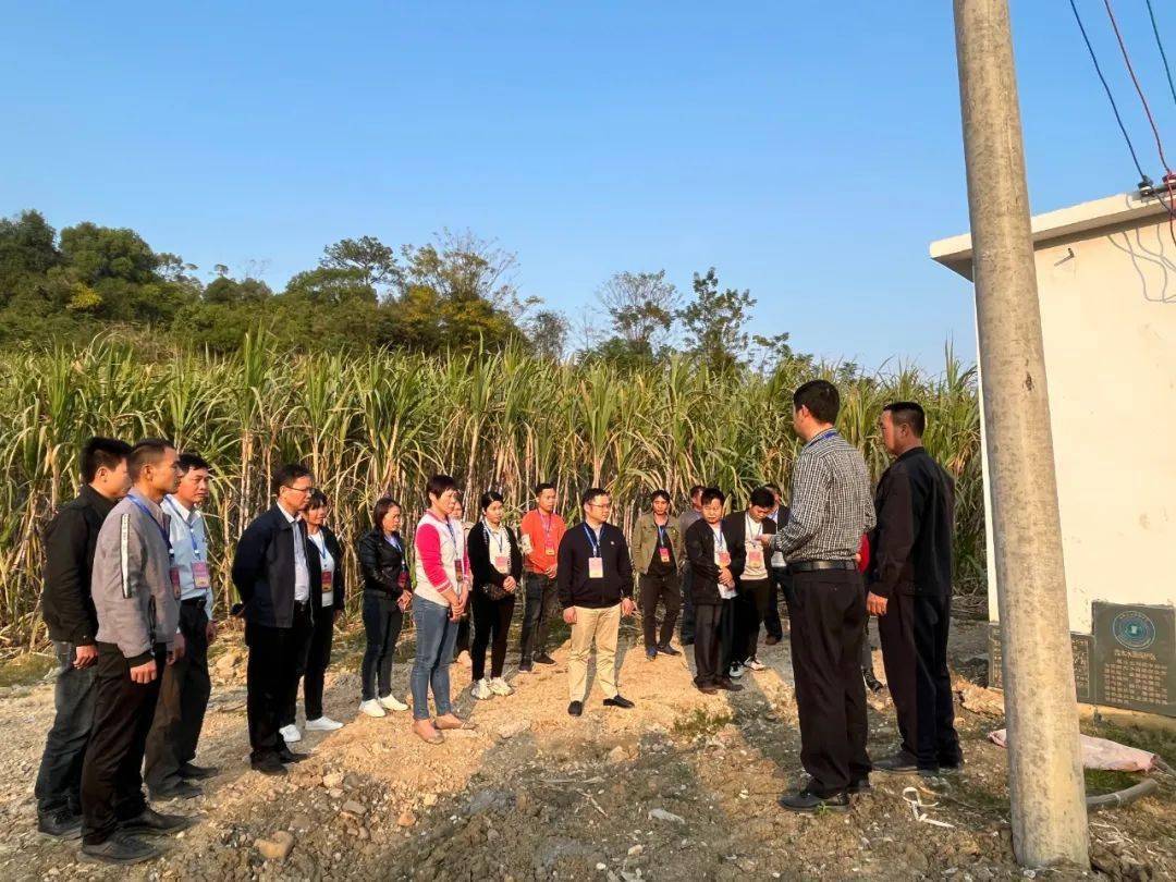 象州县财政局局长张建平到水晶乡竹山村委参加人大代表联络站履职活动