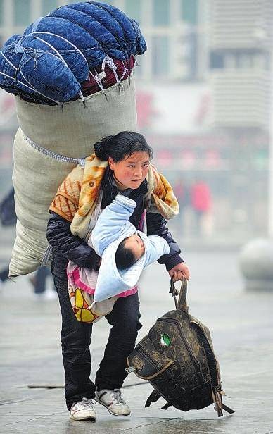 女人背着孩子图片