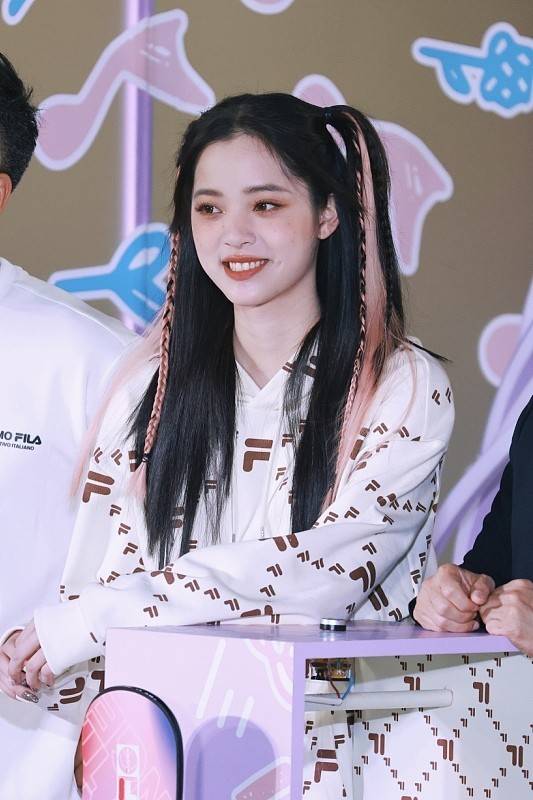 欧阳娜娜的造型太可爱了扎双马尾就像小孩雀斑妆太美啦