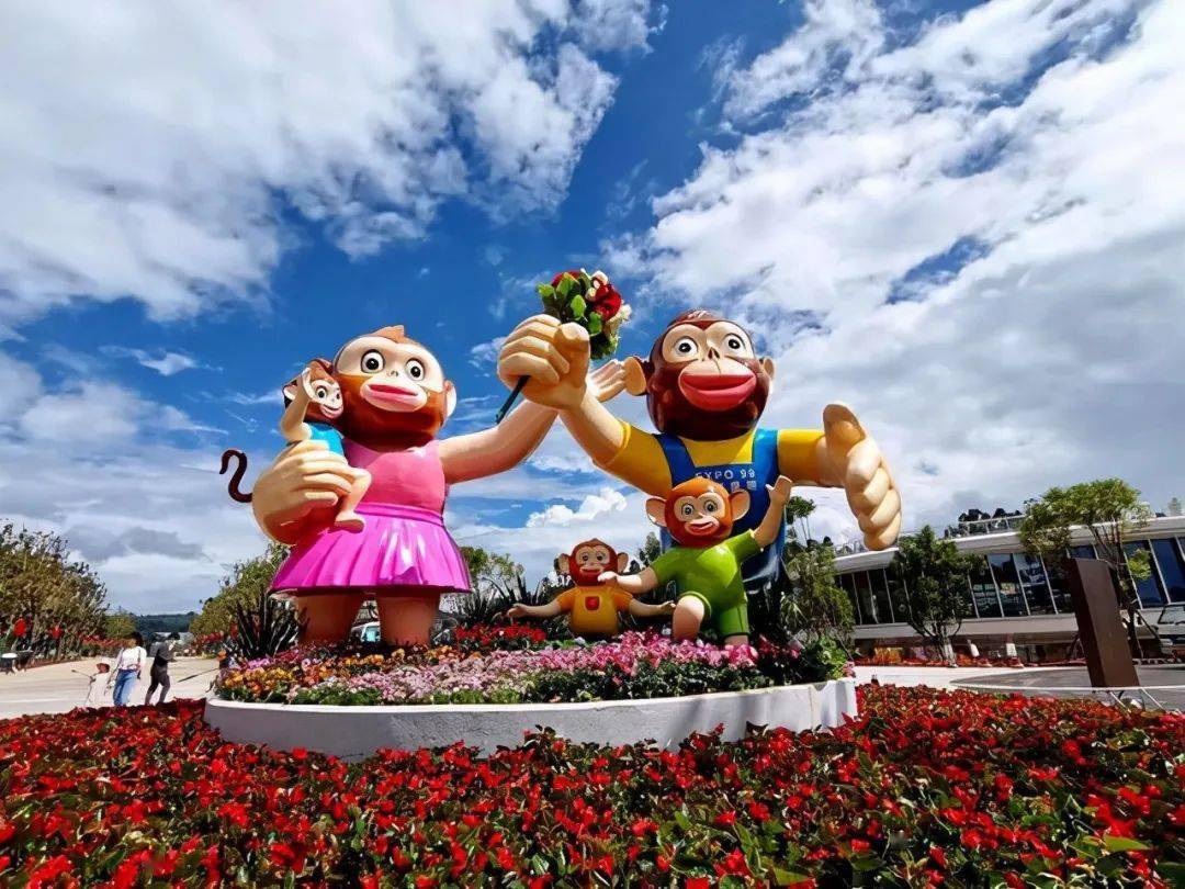 世博园花园大道上,陈列着不同色彩的1999年中国昆明园艺博览会吉祥物"