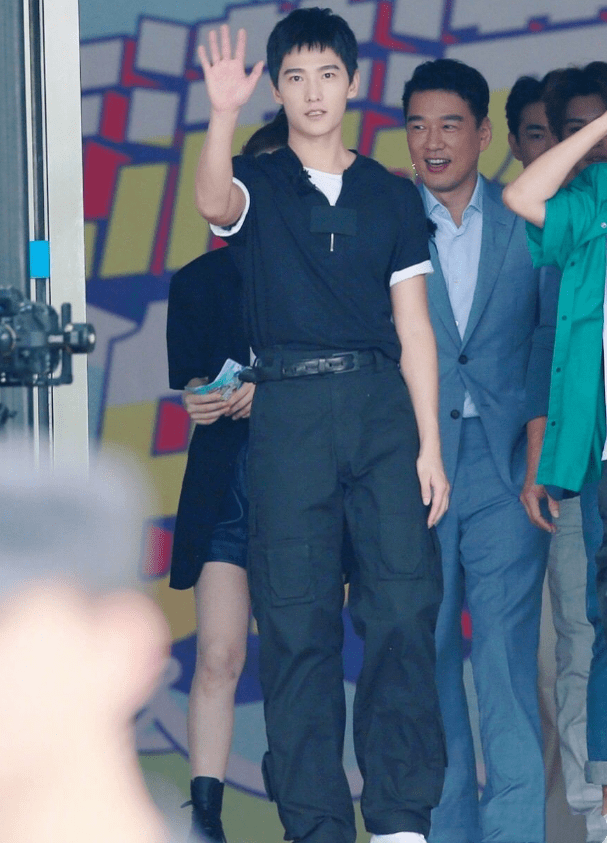 杨洋为了证明自己腿长t恤塞进裤子里三七分身材比例绝了