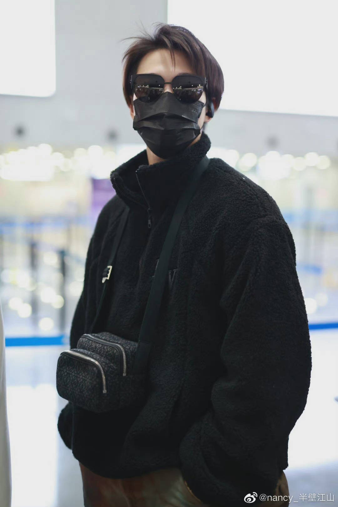 新鲜的赞多出发饭拍来啦利落的偏分发型酷酷的黑色墨镜