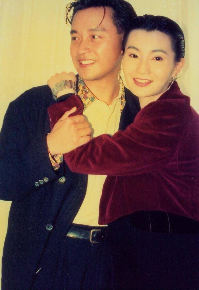 张曼玉早年偷偷亲吻张国荣照片曝光画面感好强