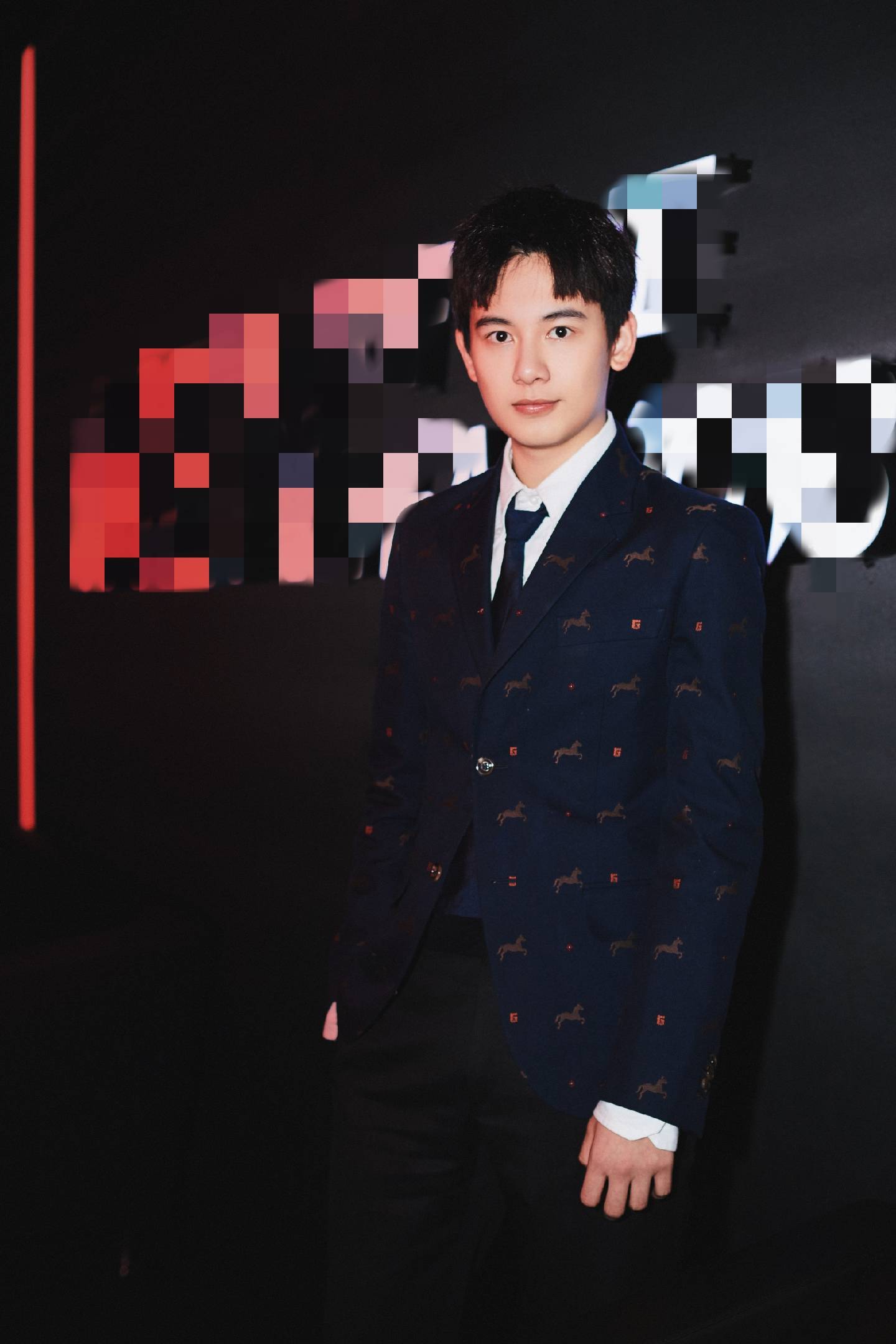 胡先煦亮相年度盛典彰显独特成熟魅力