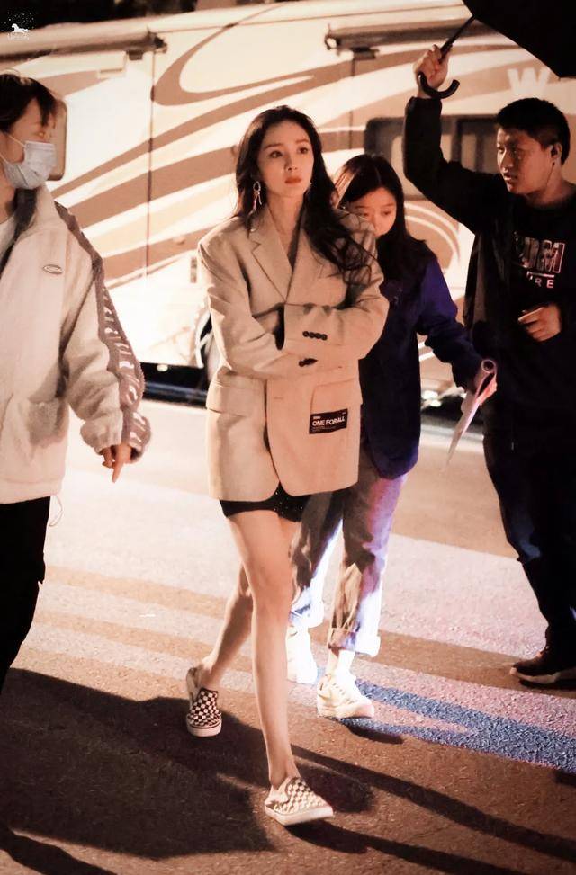 杨幂又带火了回力鞋裙子巨美巨显腿细绝了