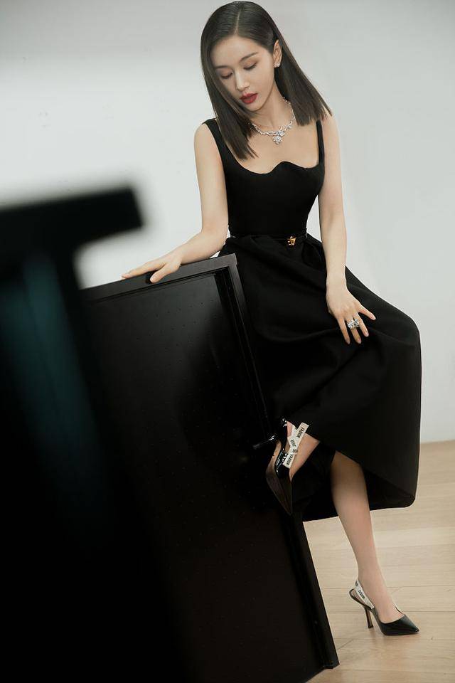 王子文穿曜黑花边领礼服气质超绝眼神坚定浓郁红唇气场加持