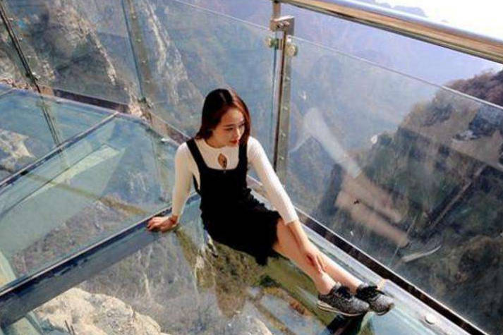玻璃栈道都是透明的穿裙子会被一览无余吗美女直言尴尬