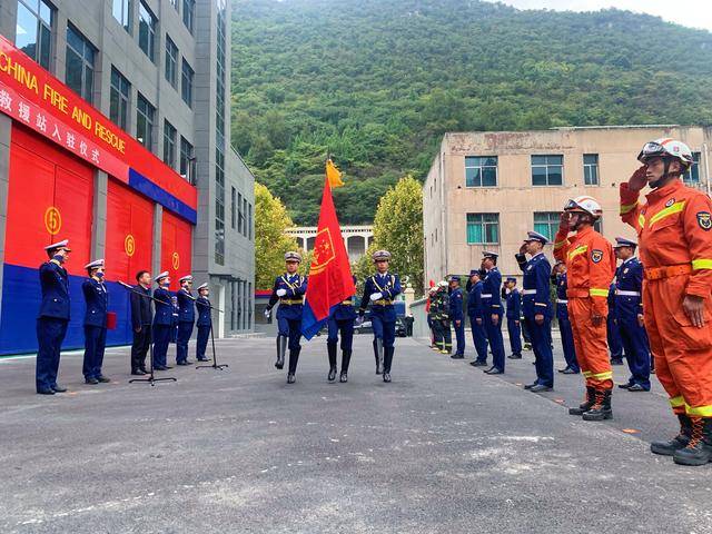 共同奏唱了中华人民共和国国歌,举行迎中国消防救援队队旗仪式,易基恒