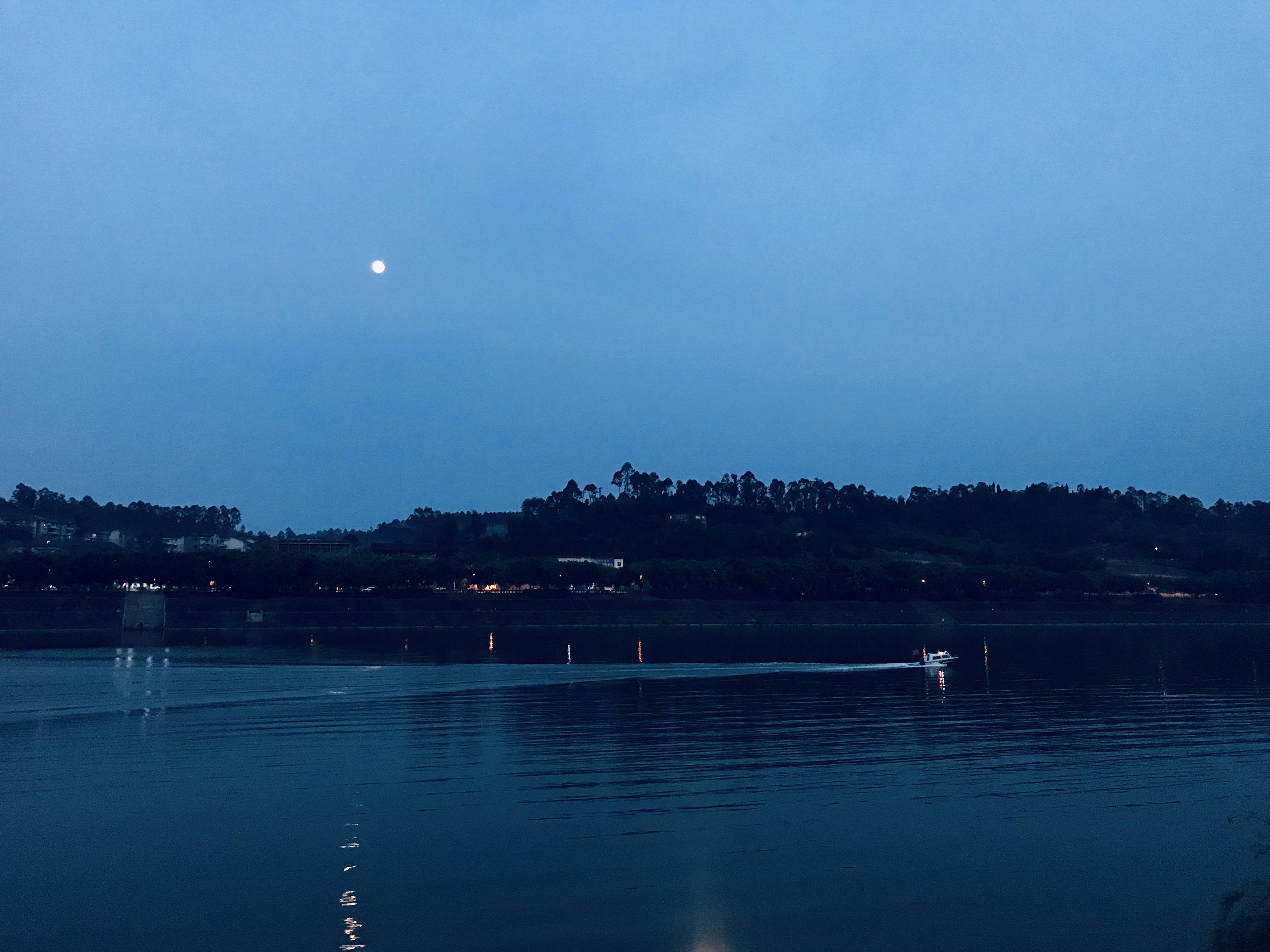 月光撒在湖水底