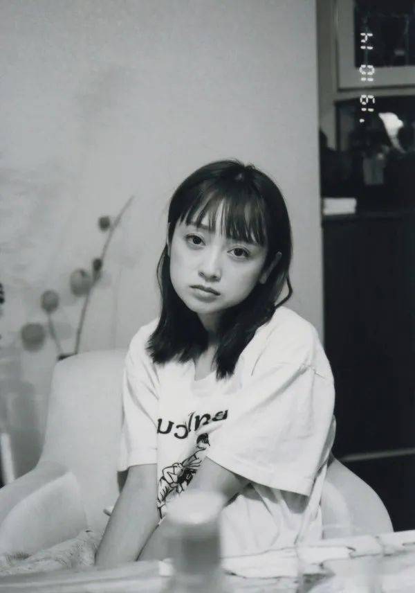 他拍遍霓虹女星镜头下的妻子却是最有爱的