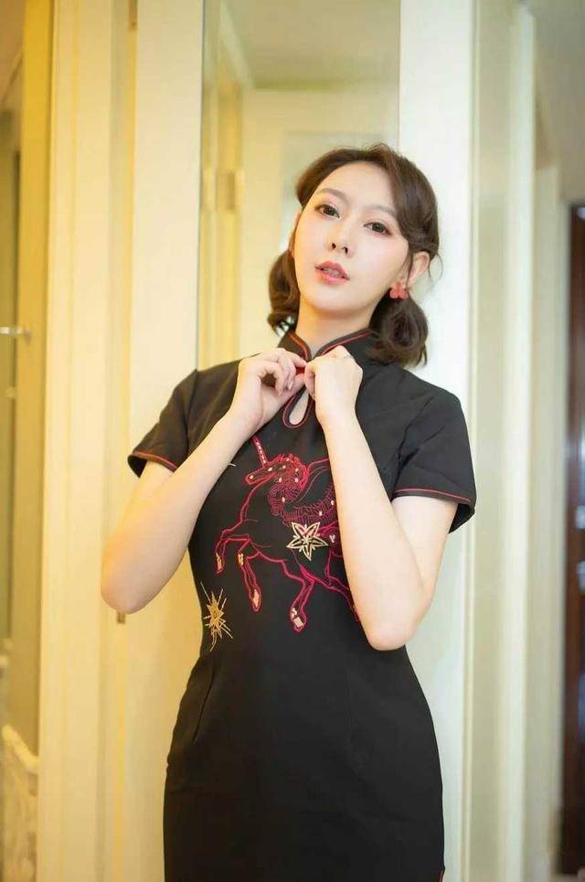 熟龄和轻熟女性的两款旗袍装,在两位美女身上展现了不同的韵味_身材
