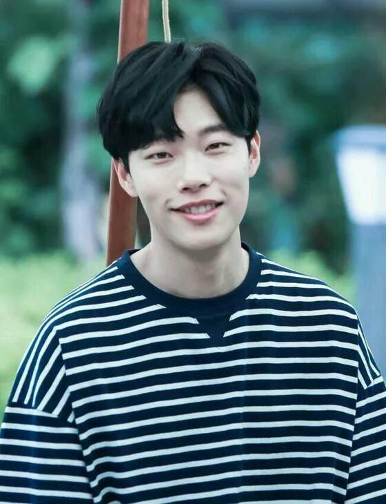 请回答1988柳俊烈剧里剧外都令人心疼的金正焕