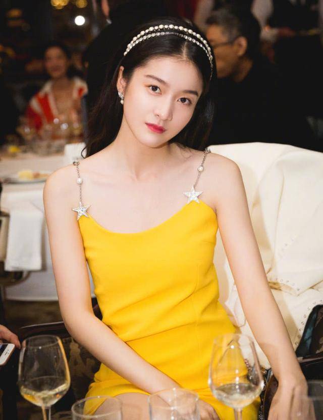 这"香蕉皮裙"好难驾驭,张雪迎正面像少女,一侧身暴露了缺陷_裙子_显得