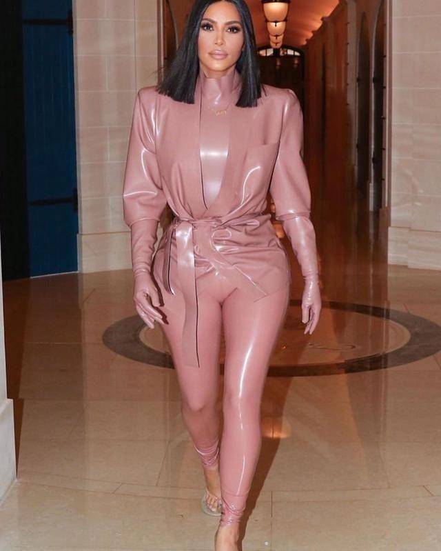 金卡戴珊连换三套乳胶衣,完美勾勒黄金腰臀比,垫肩堪比壮士_连体_的