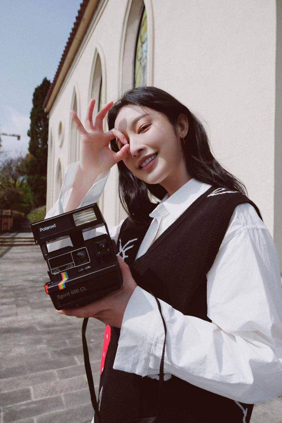 张俪春日出游写真曝光活力气息尽显邻家魅力