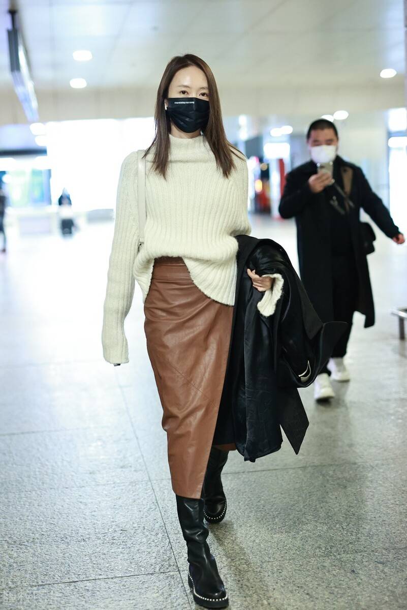 童瑶穿白色高领毛衣搭配棕色开衩皮裙,脚踩黑色长靴温柔优雅_开衩