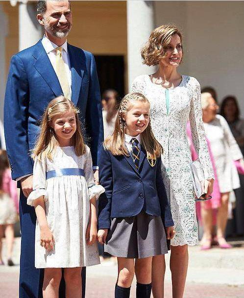 西班牙两位美公主的校服照简洁大方又清纯