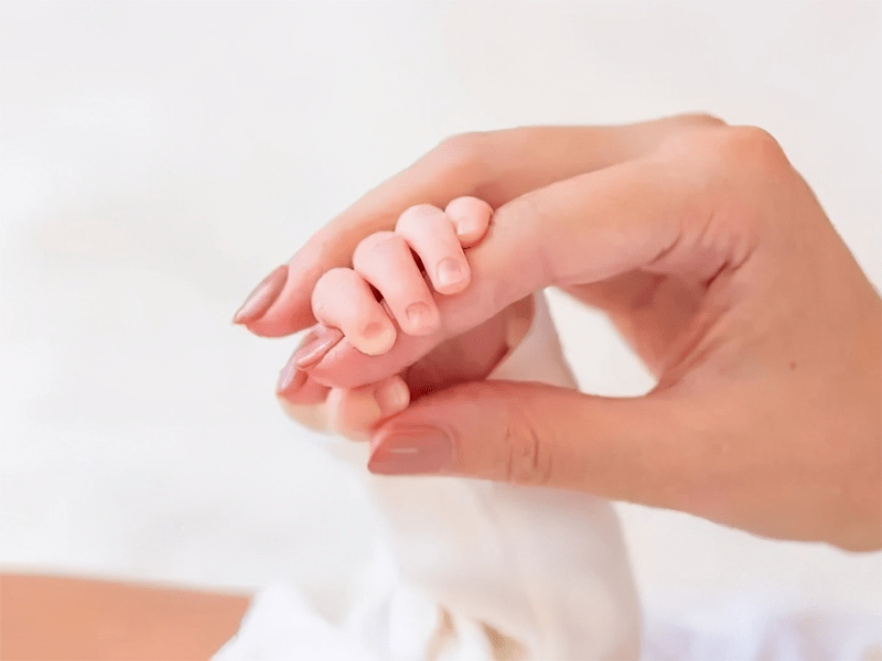 婴儿几个月会主动拿东西 8604063b89804c779b57b0079097b10d.png