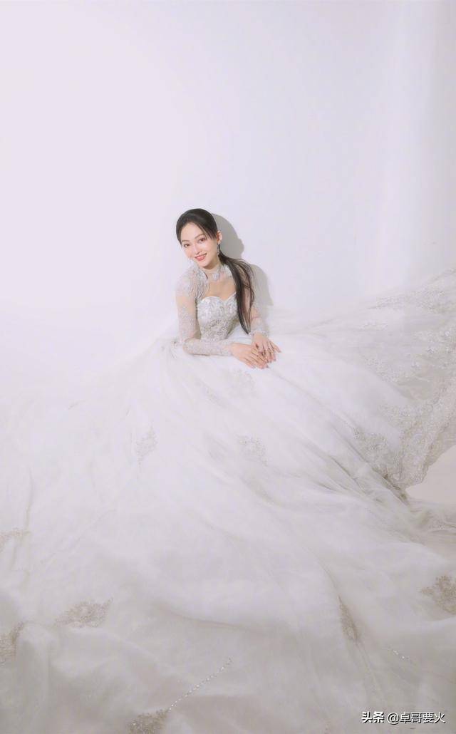 张韶涵真是人如其乐穿纯白色薄纱礼裙都是那么动人心弦