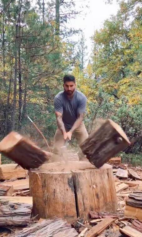 美国小哥在网上砍柴收获290万粉丝砍柴砍成网红