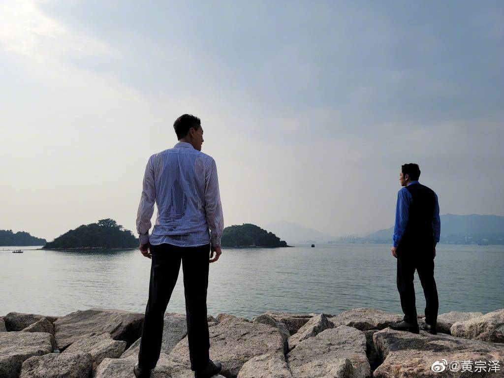 黄宗泽晒与吴卓羲海边牵手照 颇具大片既视感_照片_衬衫_马甲