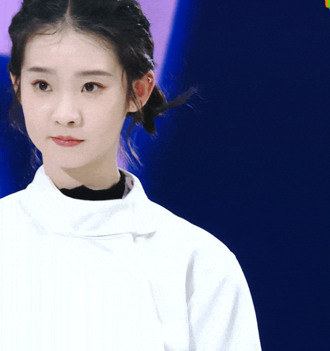 张艺凡皱鼻子好可爱而且笑起来甜甜的