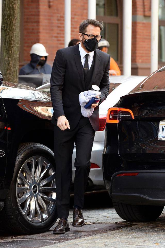 瑞安61雷诺兹一身帅气硬朗黑西装黑口罩现身街头_戴黑_ryan_蝙蝠侠