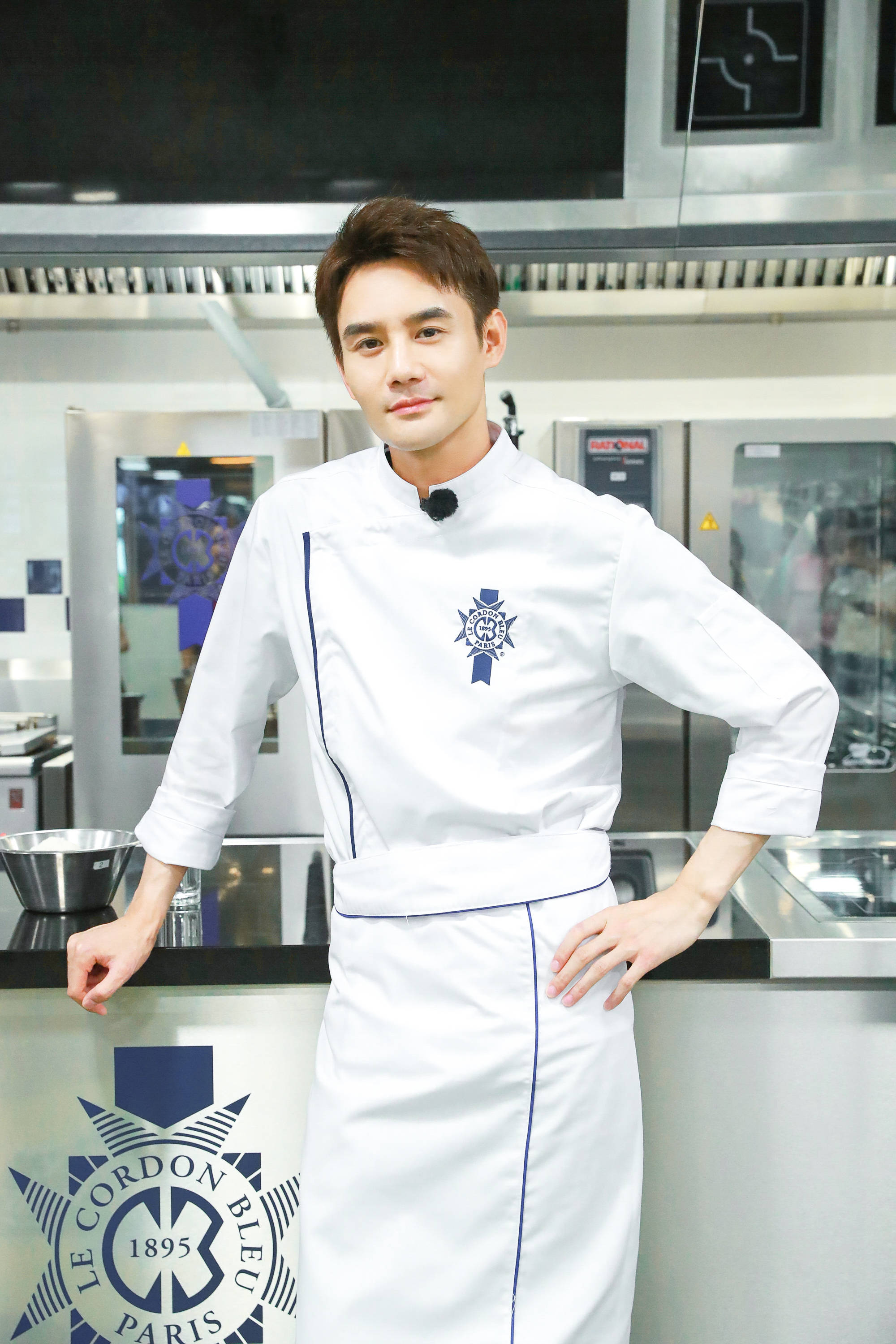 《青春环游记》浪漫法国之旅开启 王凯厨师装养眼放歌塞纳河_look