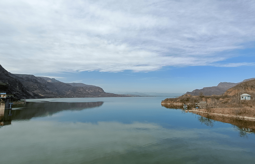 朱庄水库还在放水,水位还是很高