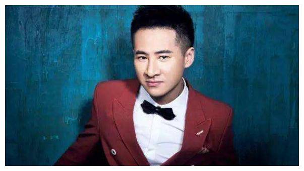 看着这段歌词忍不住跟着哼唱起来,这首《老人与海》是歌手海鸣威的代表