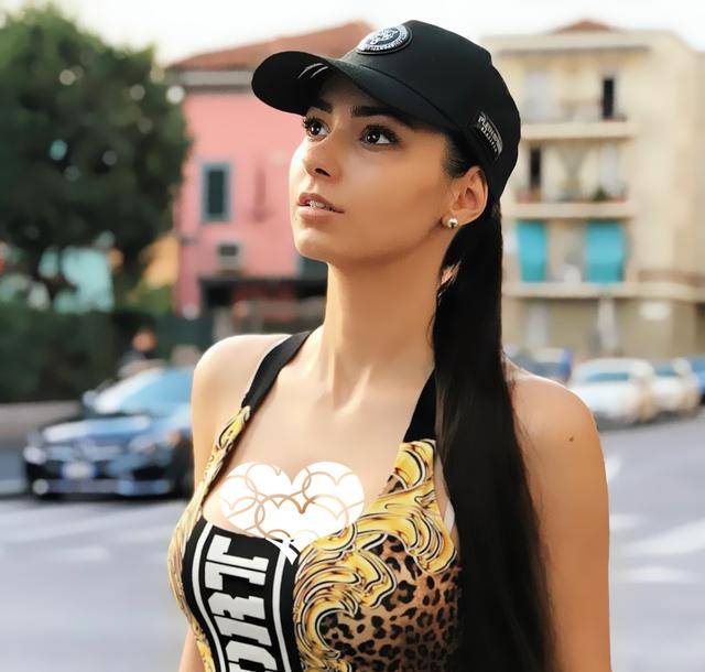 俄罗斯长发模特 蜜桃臀精美腹肌 运动风穿搭时髦还显身材_helga_健身