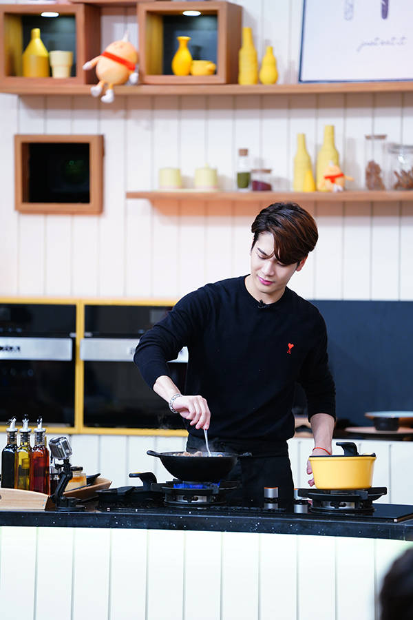 王嘉尔《拜托了冰箱》化身"料性男" 帅气可爱兼备_杨紫_节目_反应