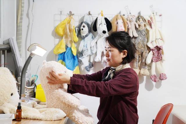 一家只有旧东西的淘宝店女生跑遍布料市场只为修复一个旧玩偶