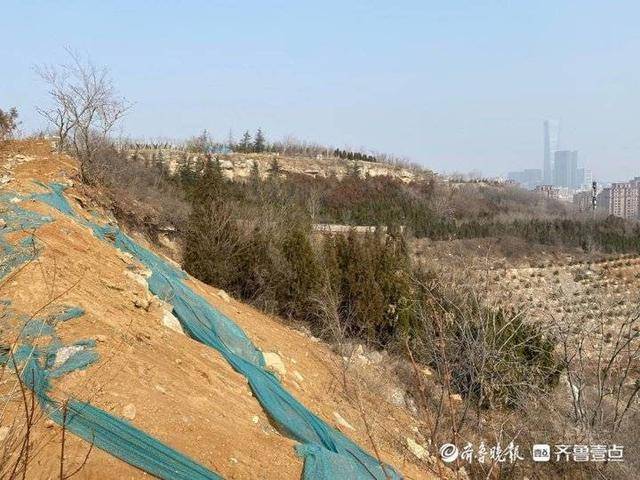 山體公園上現成堆黃土,市民盼望儘快綠化_土堆_施工_山腰處