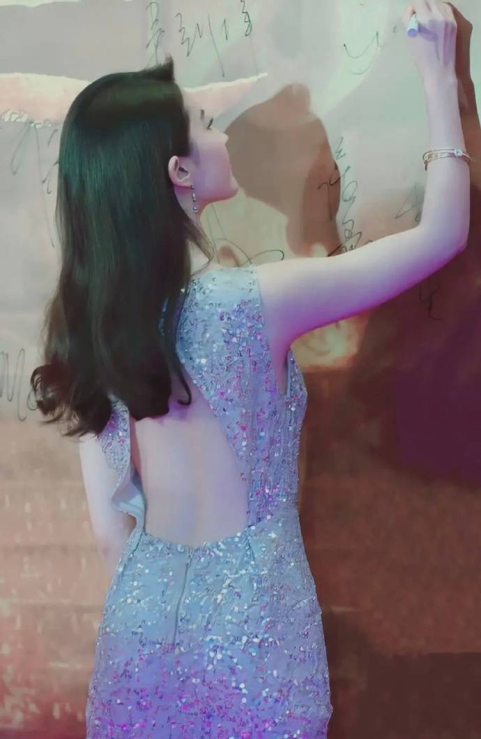 刘亦菲白皙的肤色,配上露背鱼尾裙美背也太好看了吧!